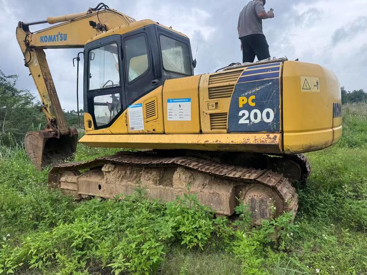 Buy Komatsu PC220-8 Used Excavator / 1