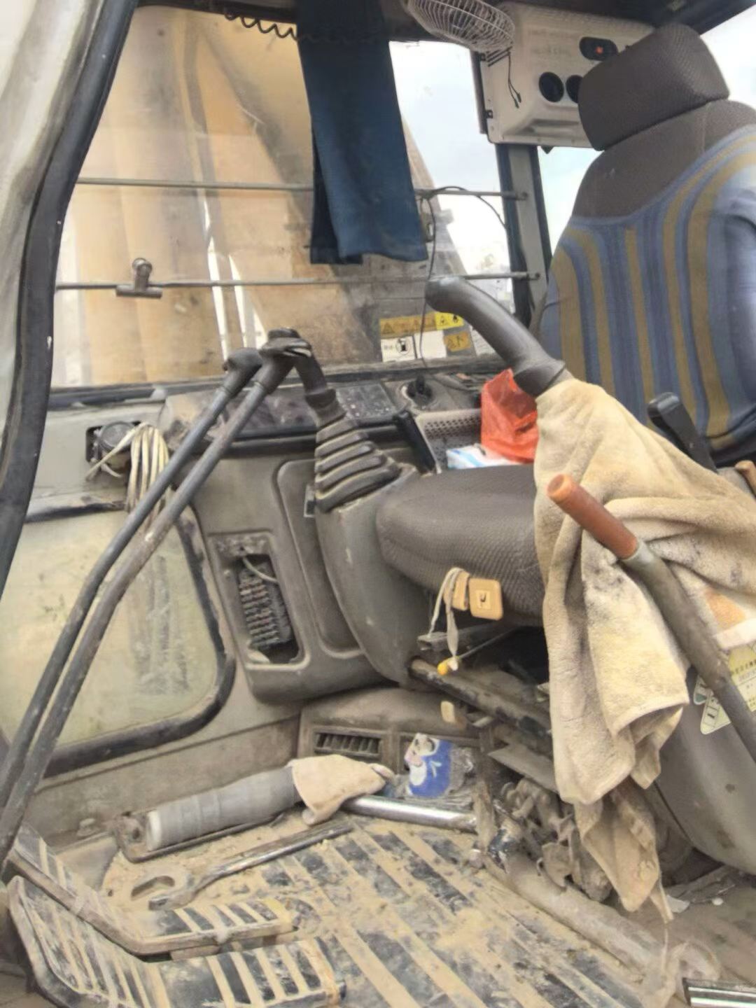 Buy Kato 820-3SP Used Excavator / 8 Buy Kato 820-3SP Used Excavator / 8
