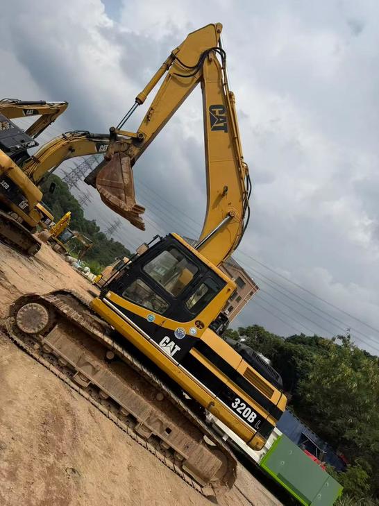 Buy Caterpillar 320V2 Used Excavator / 1