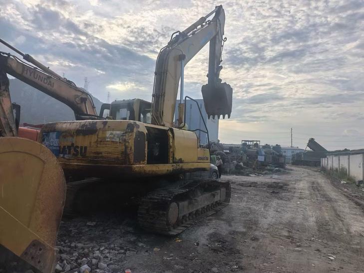 Buy Komatsu PC220-8 Used Excavator / 1