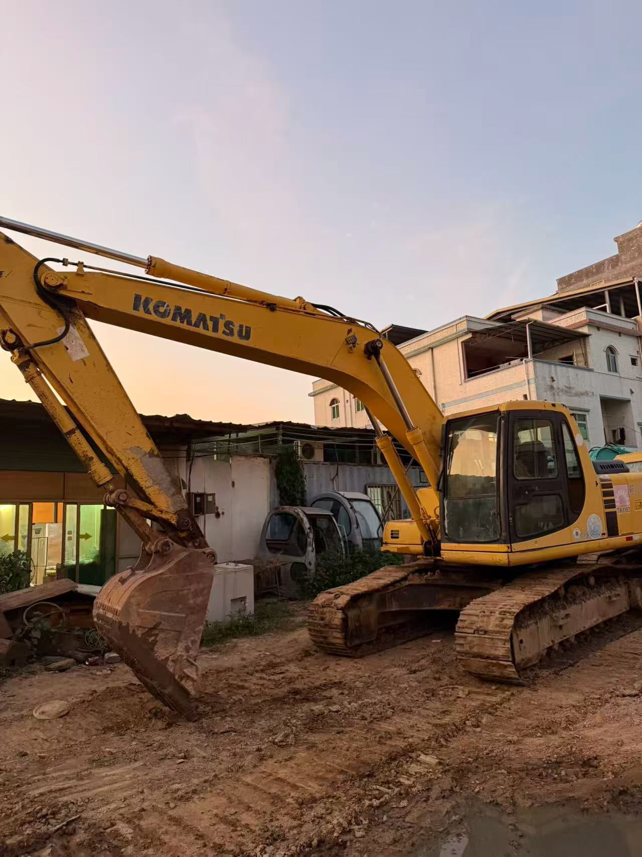 Buy Komatsu PC200-6E Used Excavator / 3