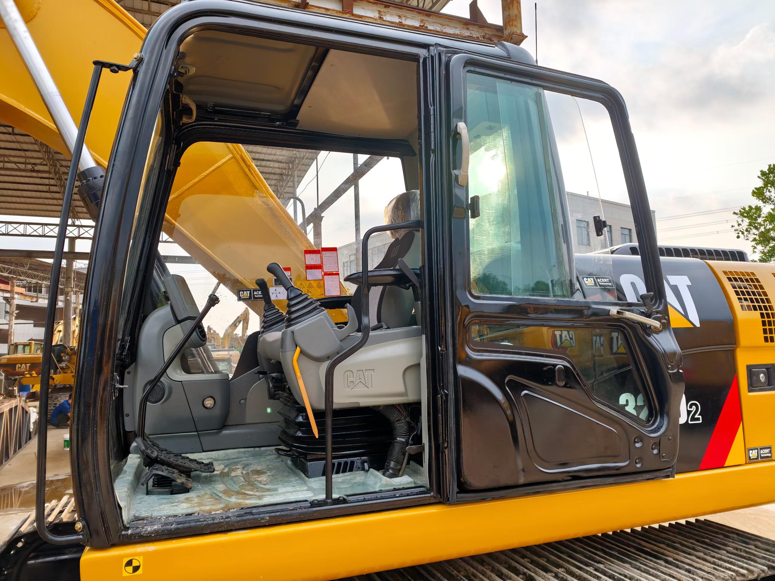 Buy Caterpillar 320D Used Excavator / 8