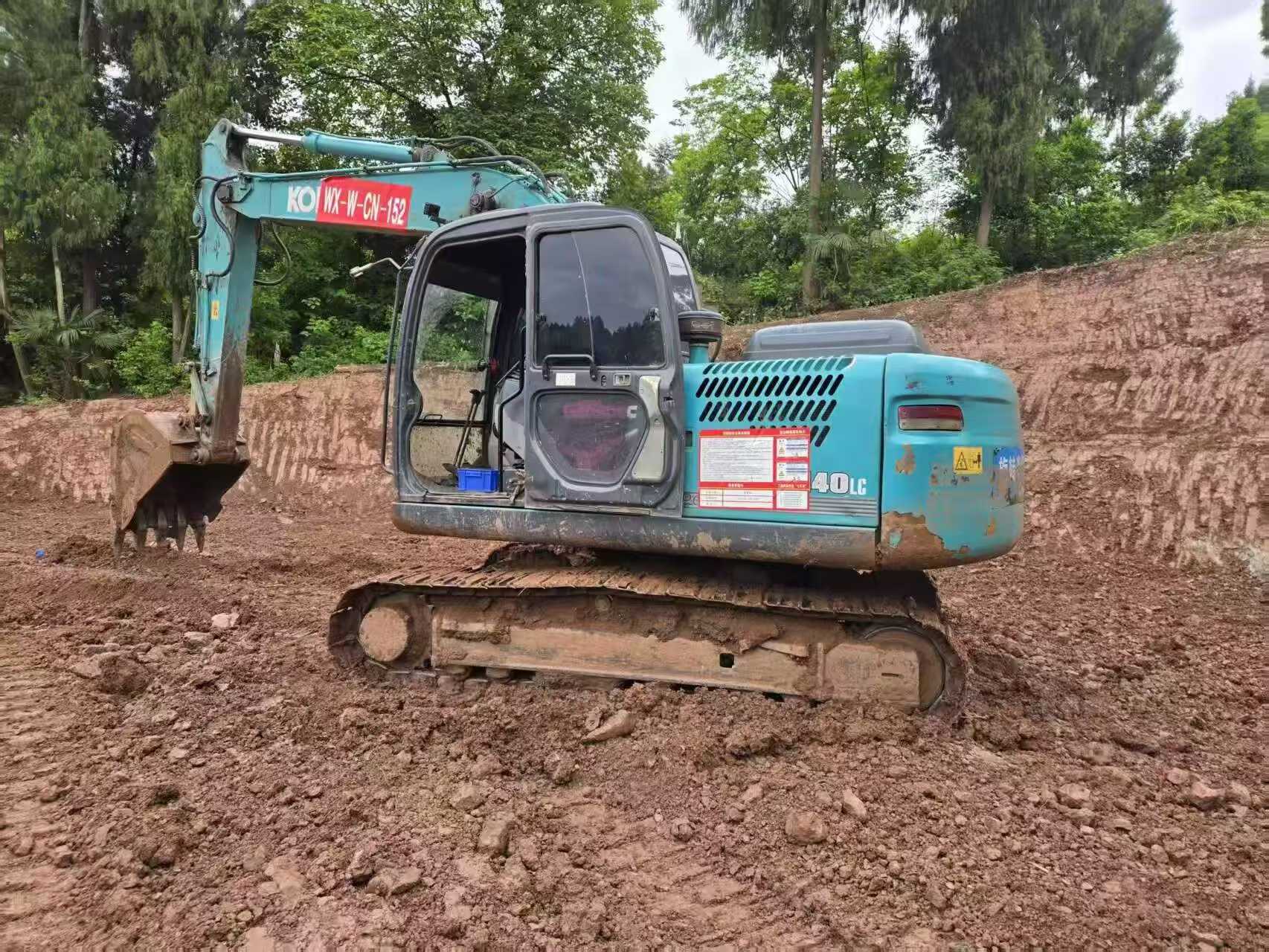 Compre Escavadeira Kobelco SK140 Usada / 2