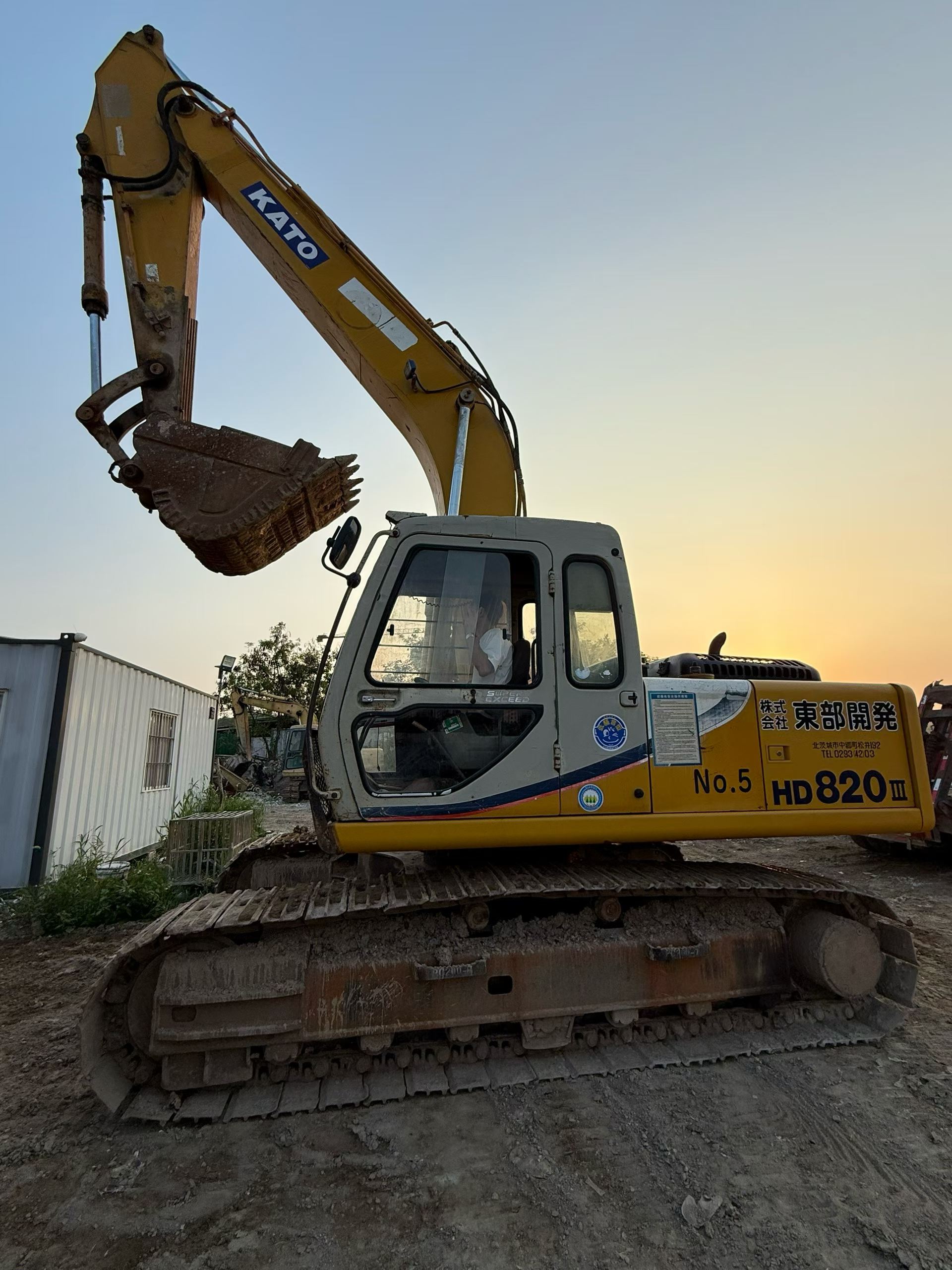 Buy Kato 820-3SP Used Excavator / 1