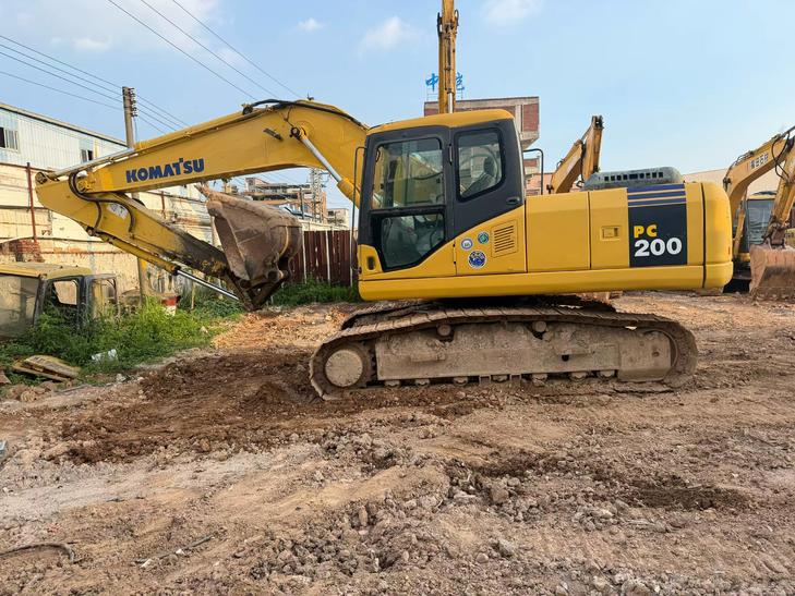 Buy Komatsu PC200-7 Used Excavator / 1