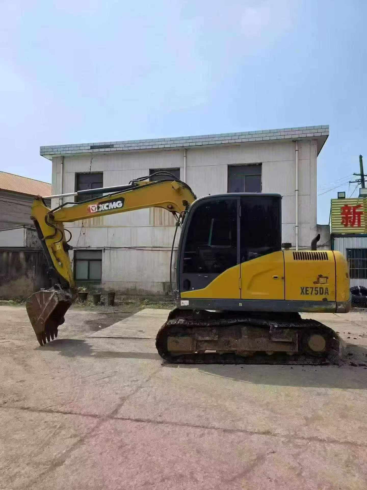 Buy XCMG XE75C Used Excavator / 2