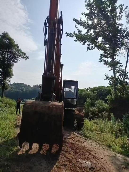 Buy Hitachi EX200-5 Used Excavator / 1