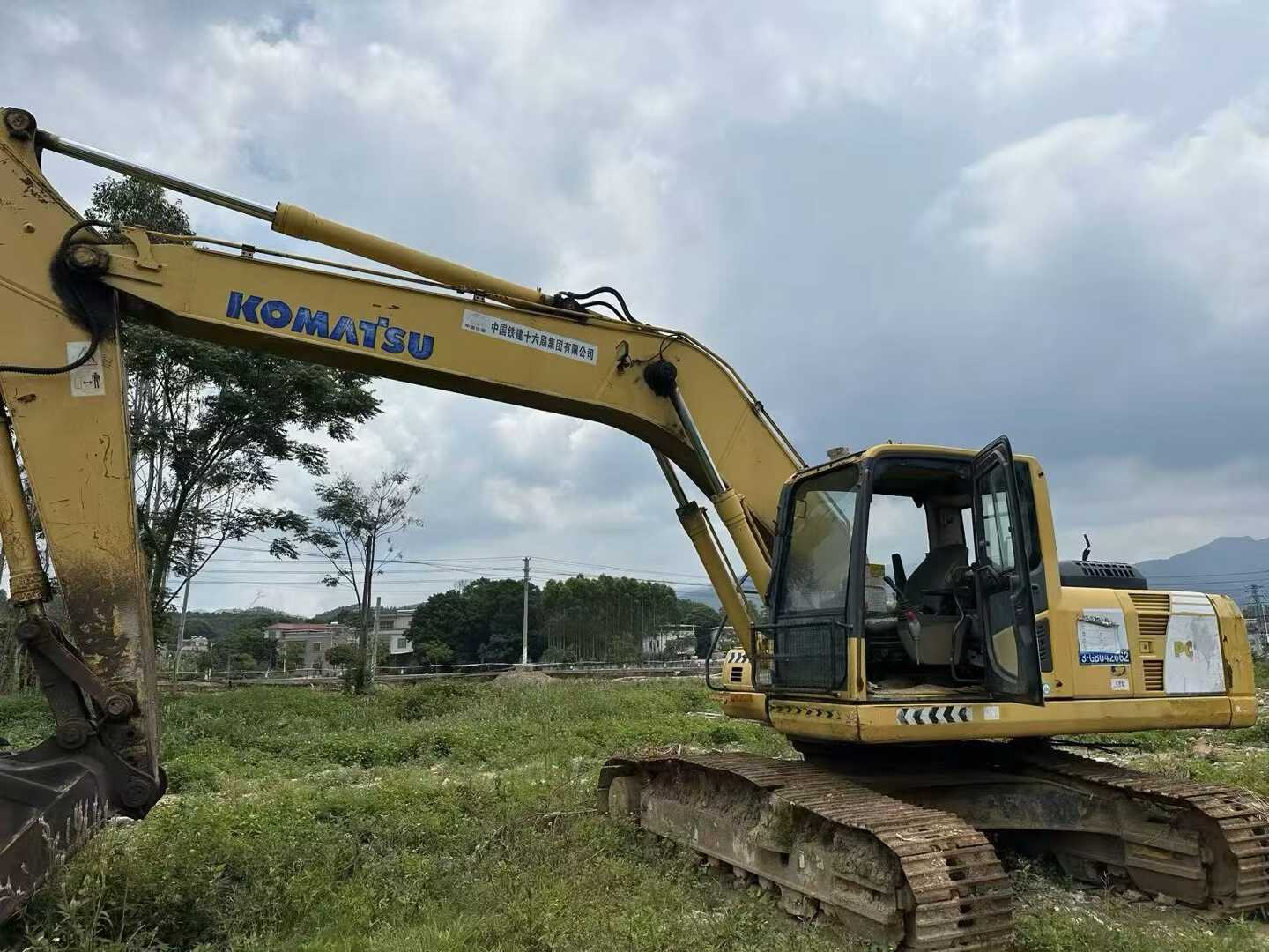 Buy Komatsu PC220-8 Used Excavator / 1