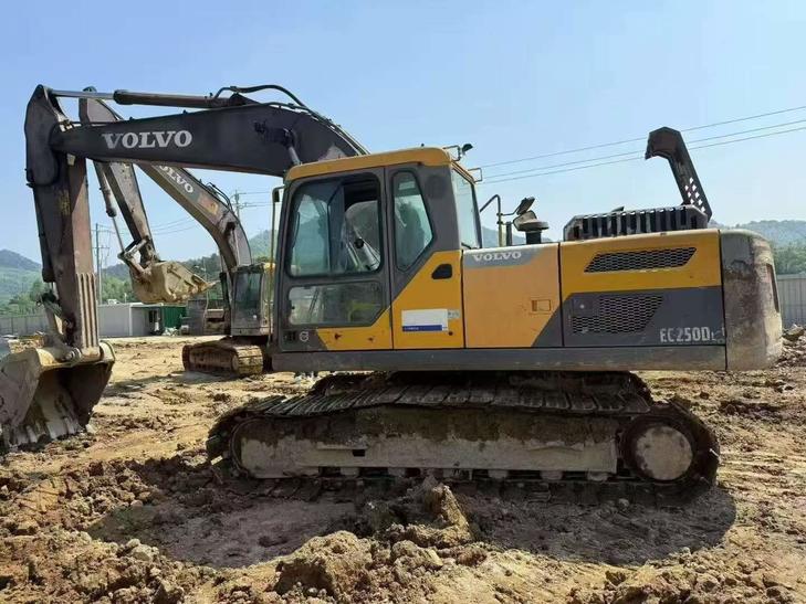 Buy Volvo EC200 Used Excavator / 1