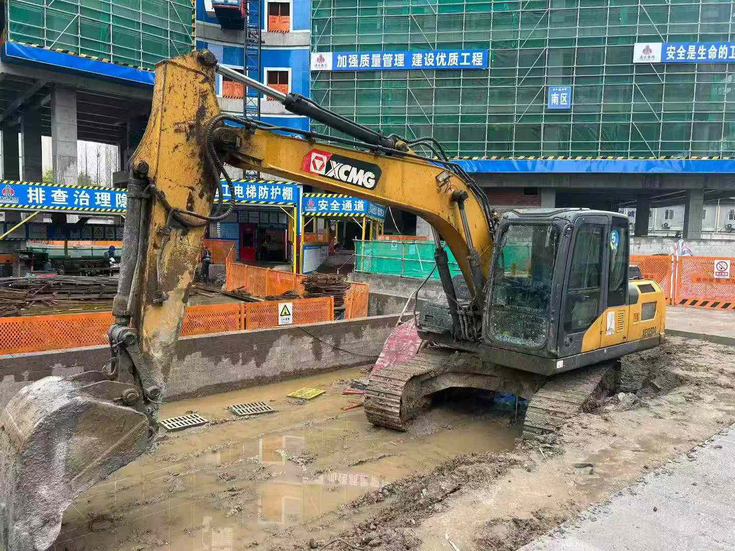 Buy XCMG XE135B Used Excavator / 4