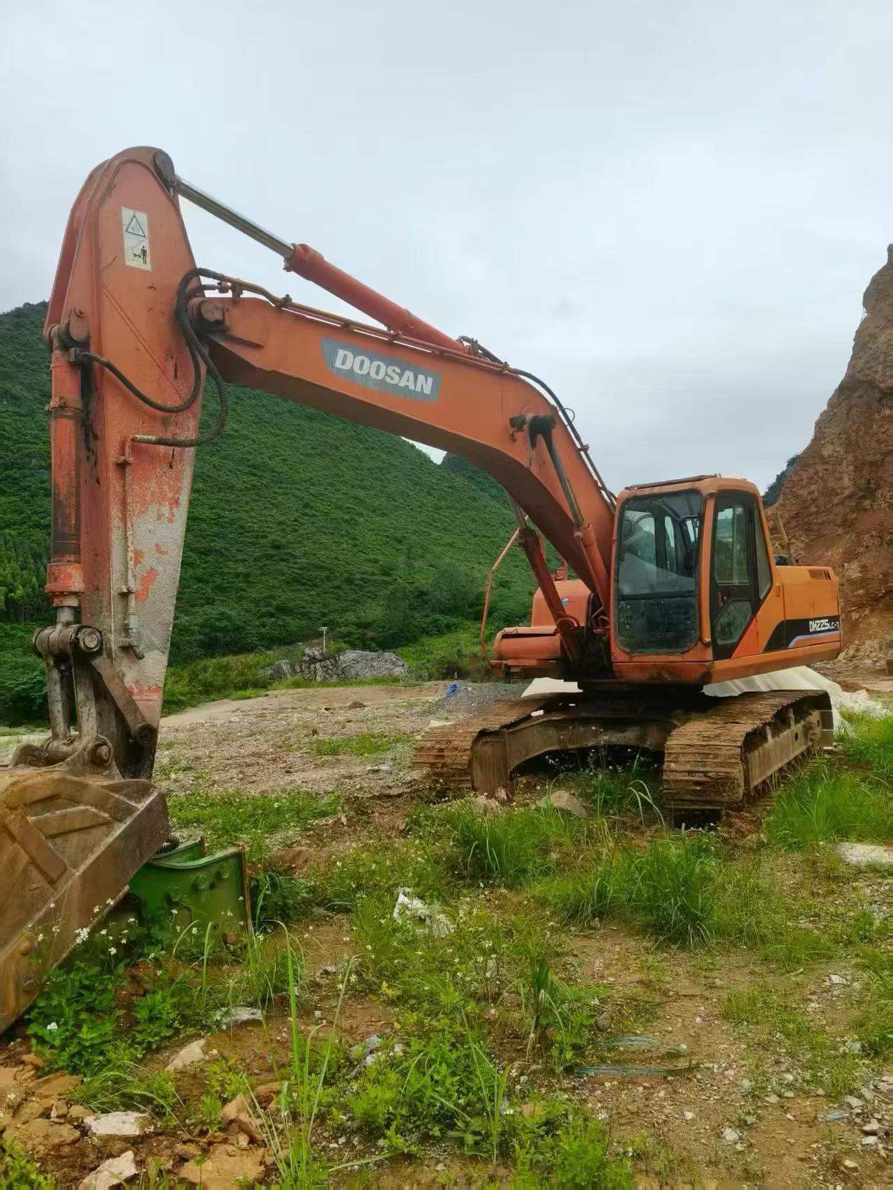 Buy Doosan DH220-7 Used Excavator / 2 Buy Doosan DH220-7 Used Excavator / 2