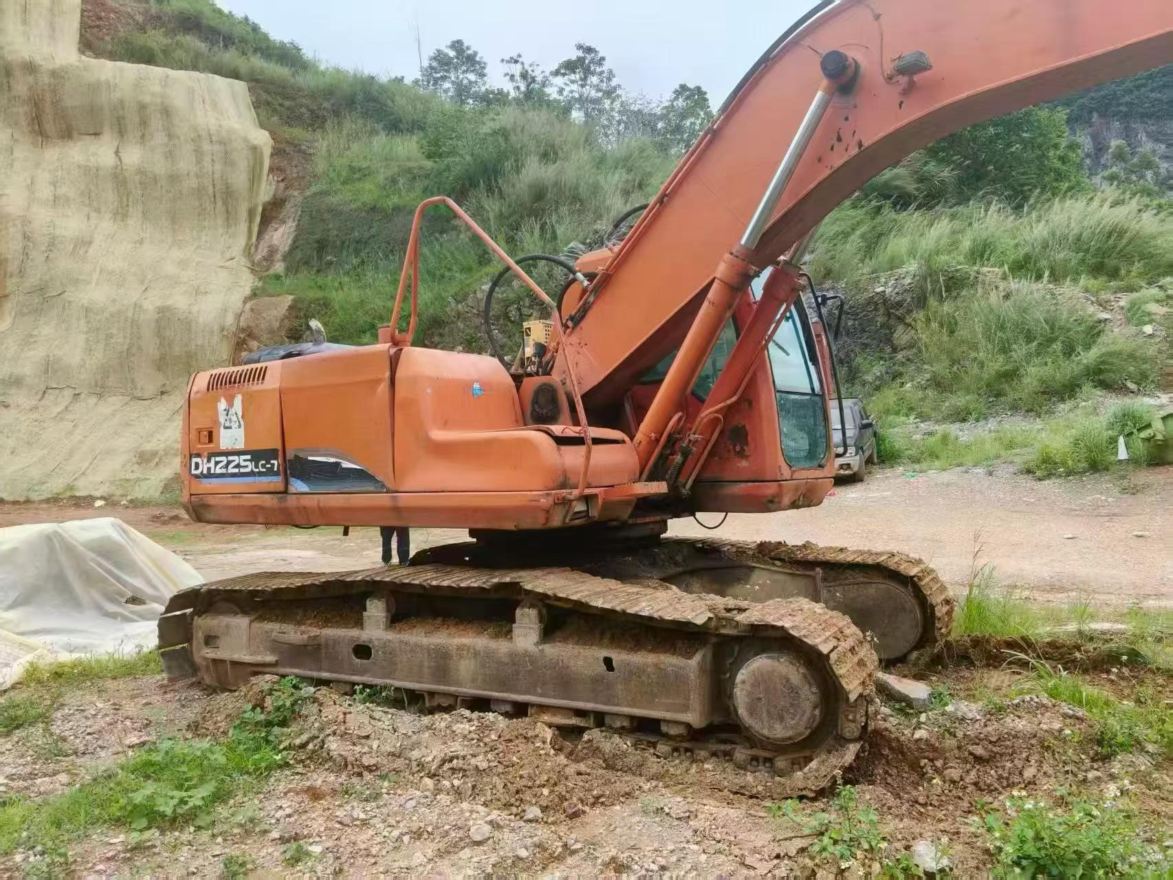 Buy Doosan DH220-7 Used Excavator / 1