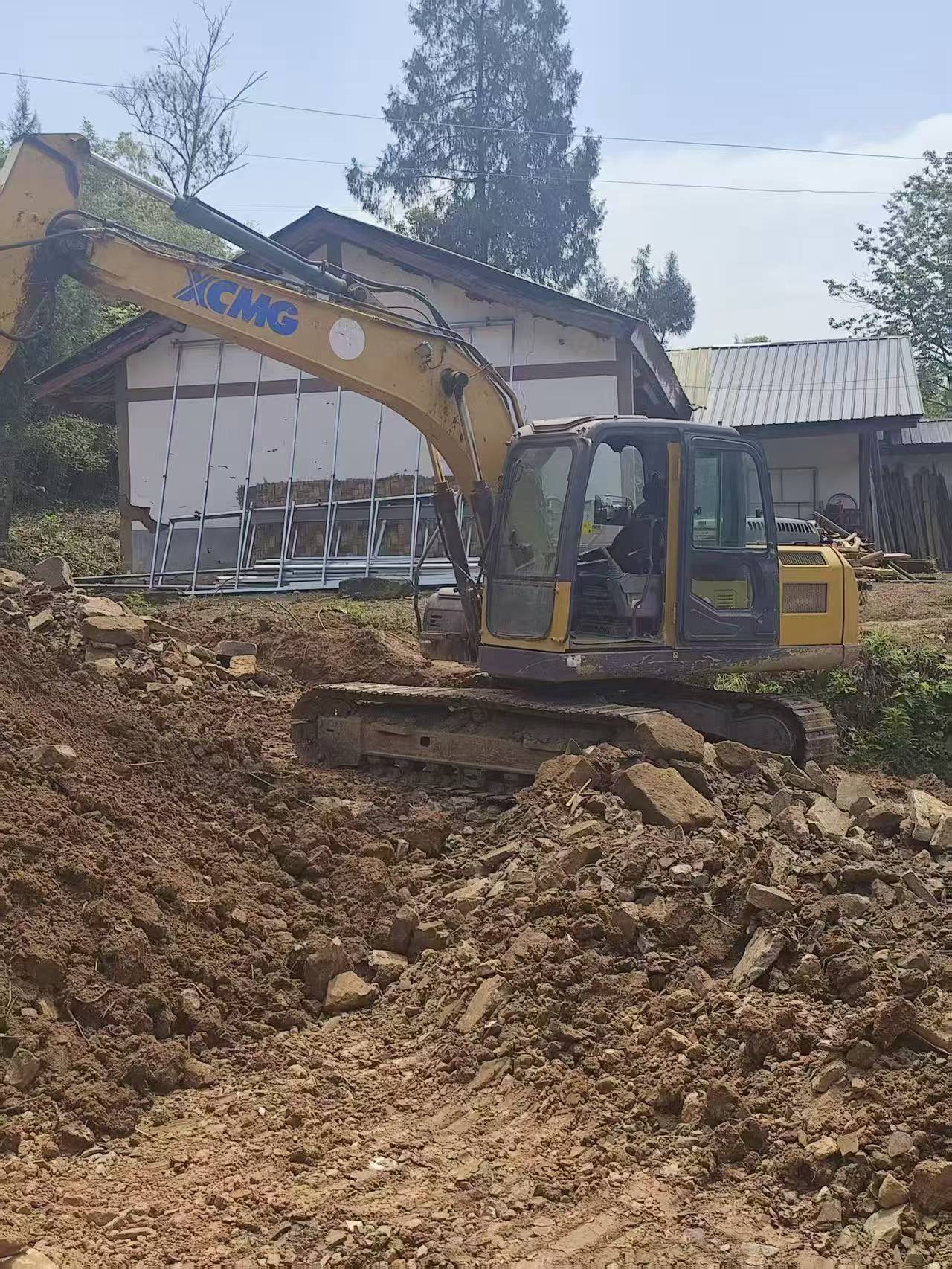 Buy XCMG XE135B Used Excavator / 2