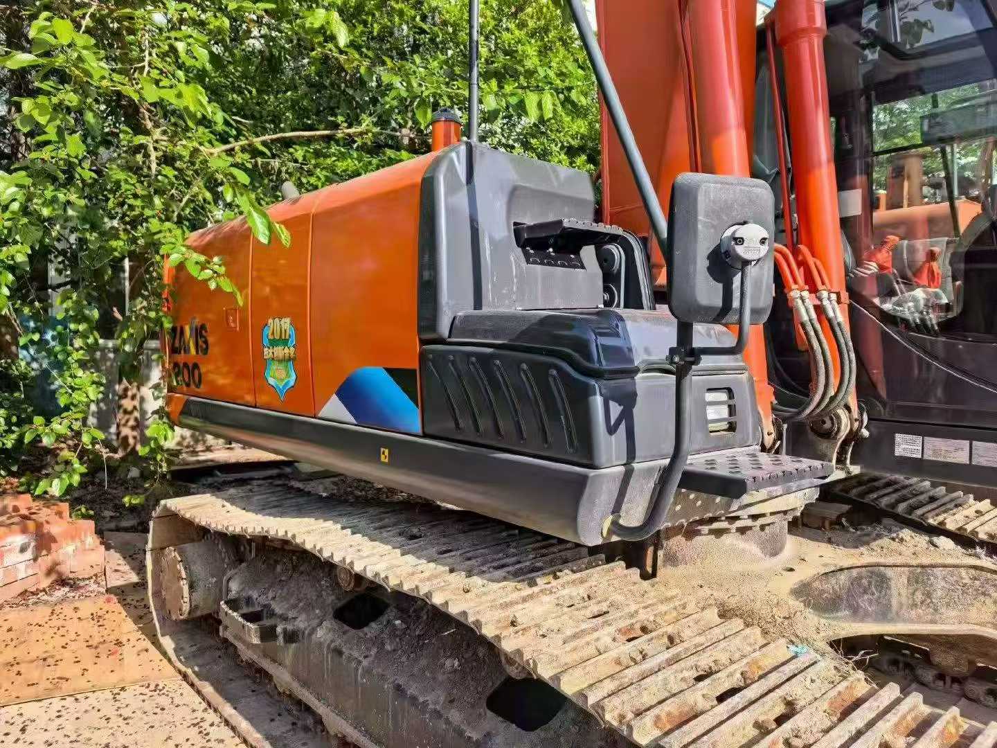 Buy Hitachi ZH200-5A Used Excavator / 2 Buy Hitachi ZH200-5A Used Excavator / 2