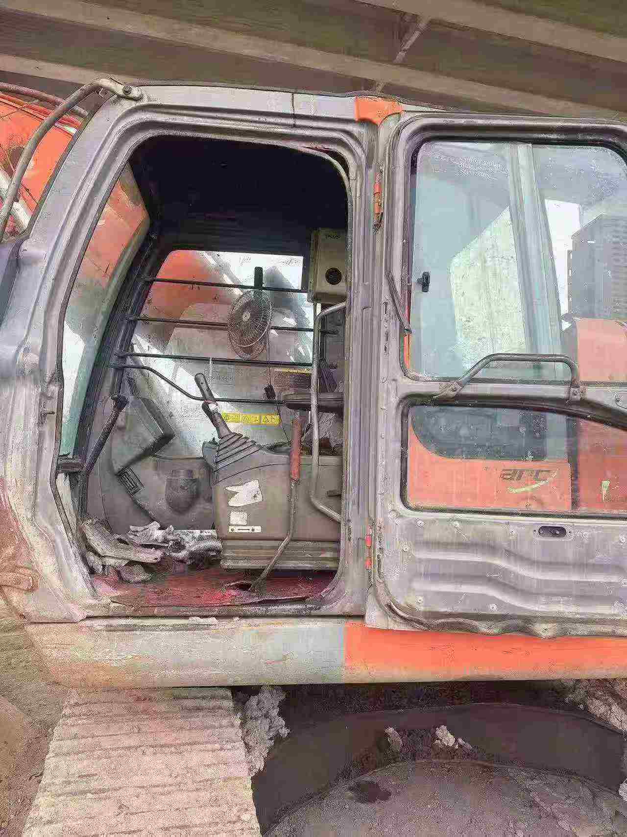 Buy Hitachi EX225-6 Used Excavator / 4 Buy Hitachi EX225-6 Used Excavator / 4