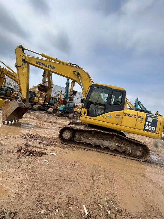 Buy Komatsu PC200-7 Used Excavator / 1