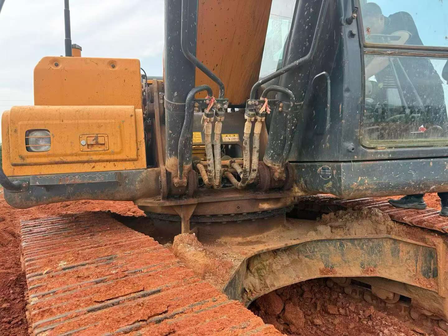 Buy Hyundai R215VS Used Excavator / 3 Buy Hyundai R215VS Used Excavator / 3