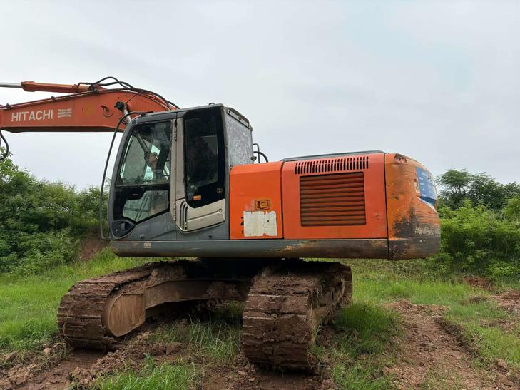 Buy Hitachi EX200 Used Excavator / 1