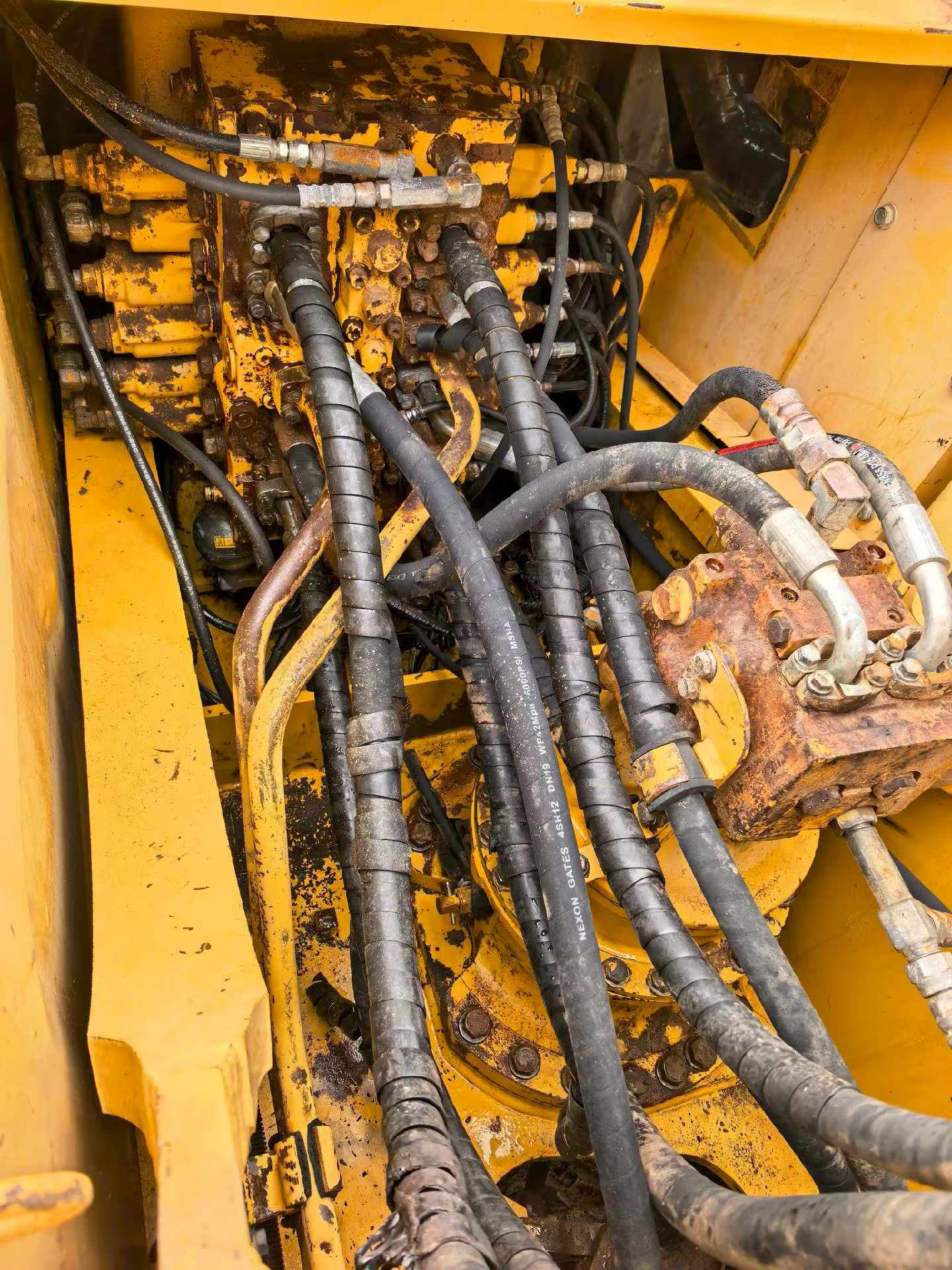 Buy Komatsu PC220-7 Used Excavator / 9 Buy Komatsu PC220-7 Used Excavator / 9