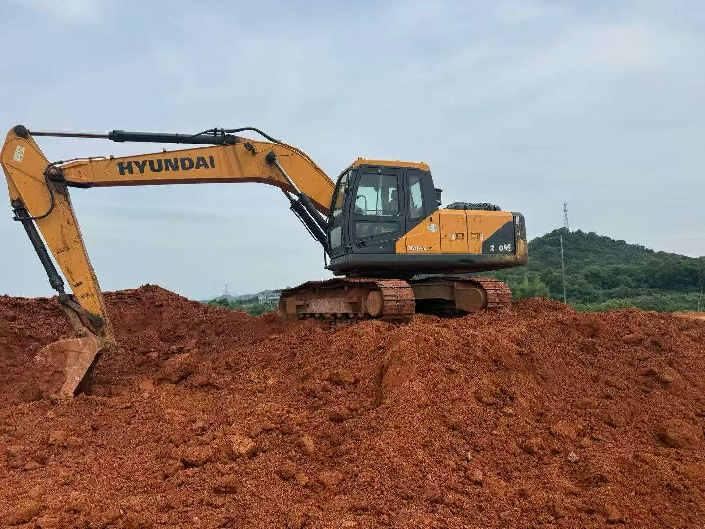 Buy Hyundai R215VS Used Excavator
