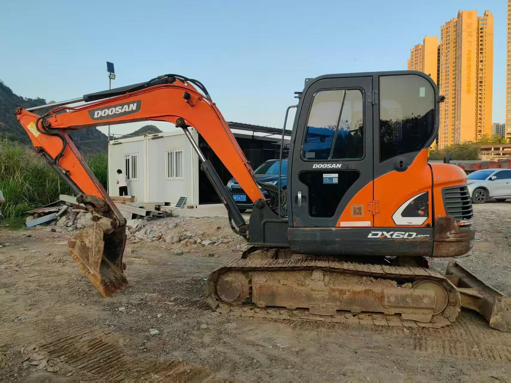 شراء حفارة Doosan DH60 مستعملة / 3