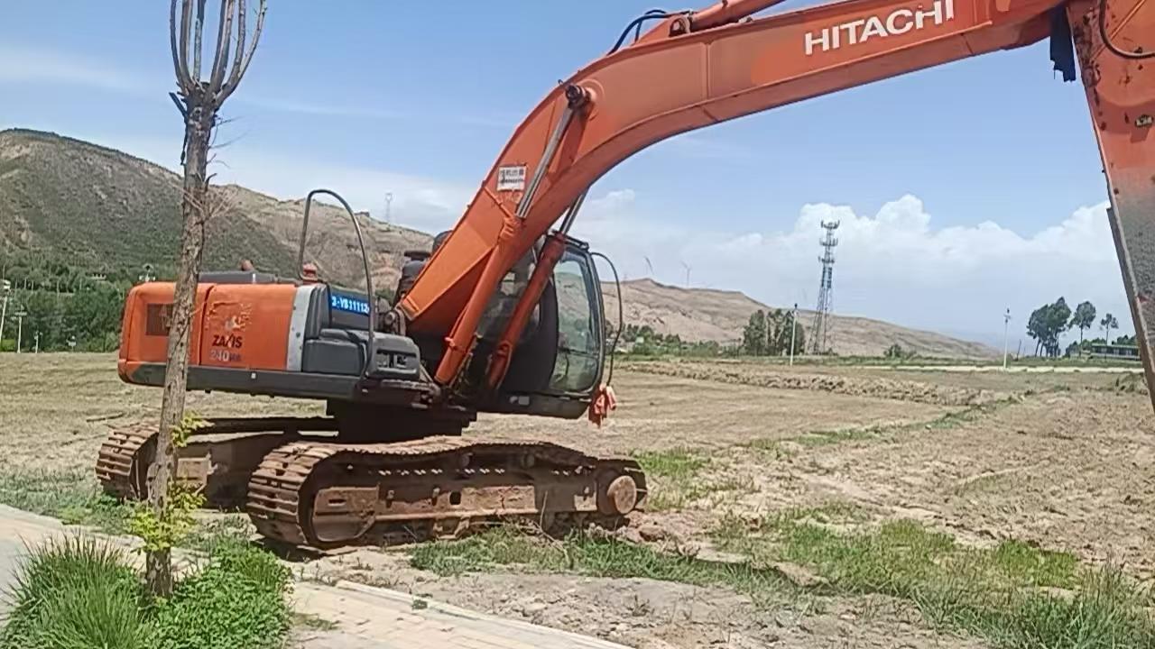 شراء حفارة Hitachi ZX240-3G مستعملة / 3