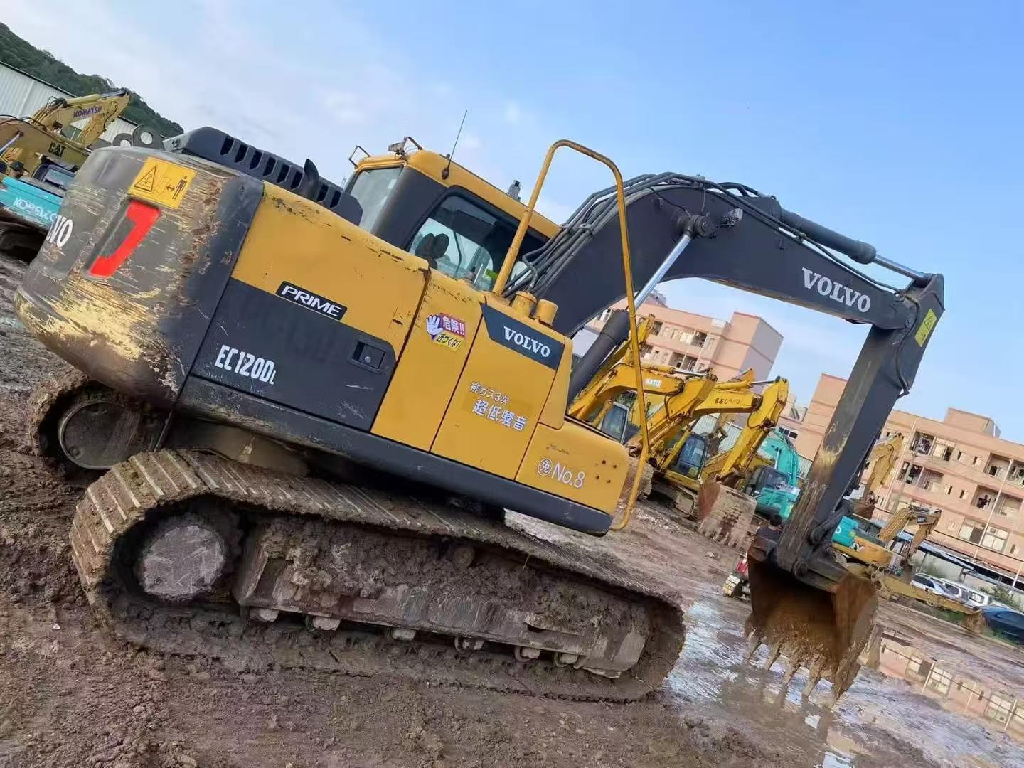 شراء حفارة Volvo EC120D مستعملة / 2