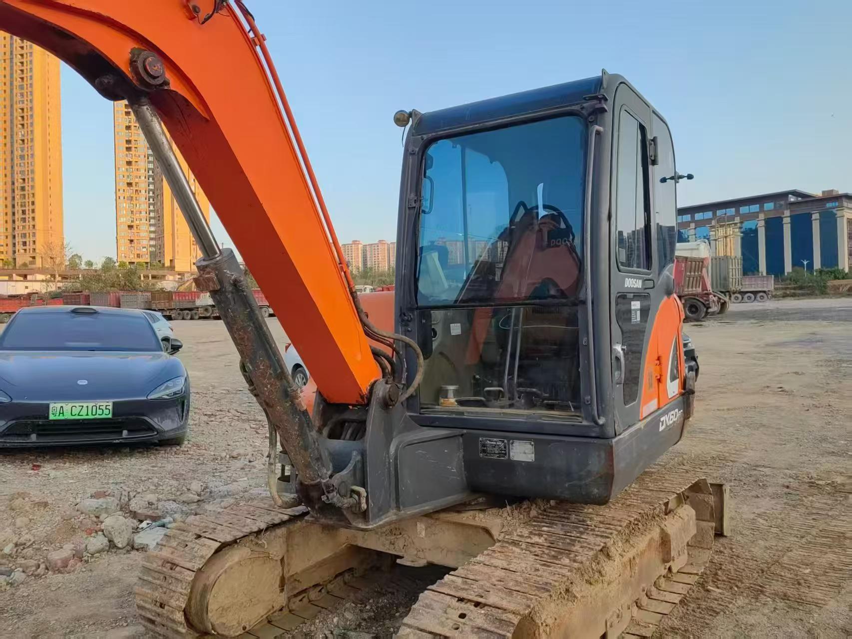 شراء حفارة Doosan DH60 مستعملة / 5