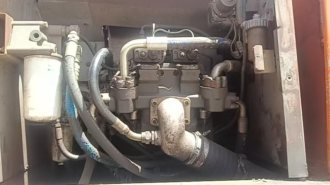 شراء حفارة Hitachi ZX240-3G مستعملة / 4