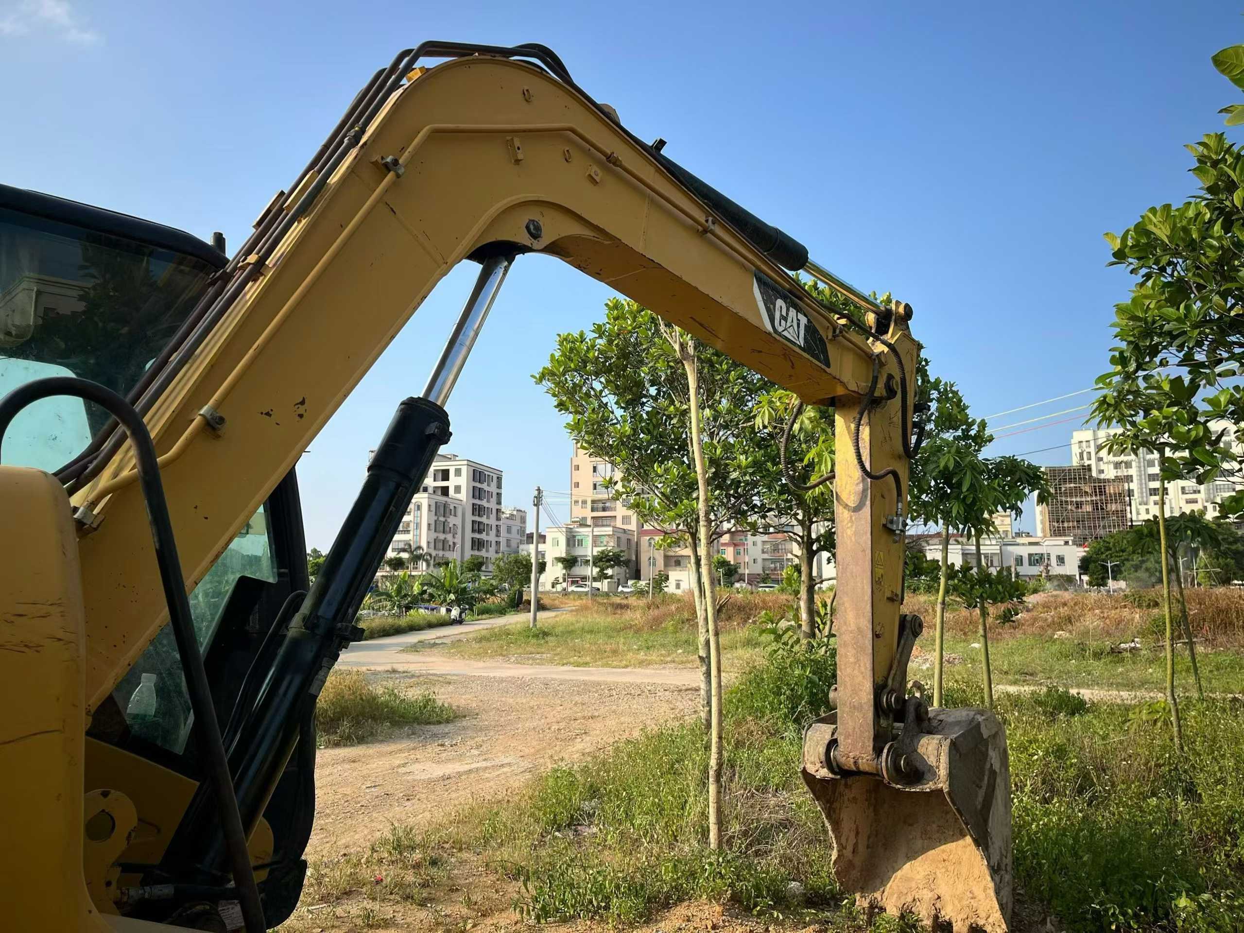 شراء حفارة Caterpillar 307C مستعملة / 3