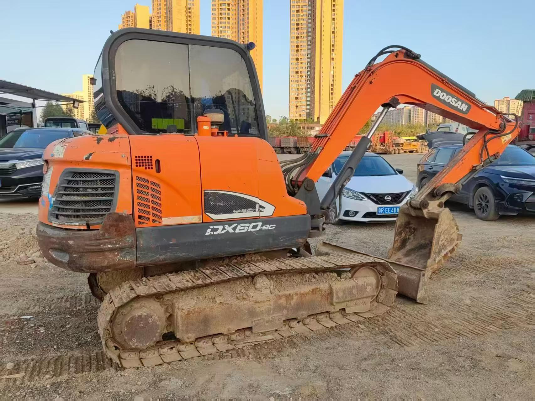شراء حفارة Doosan DH60 مستعملة / 2