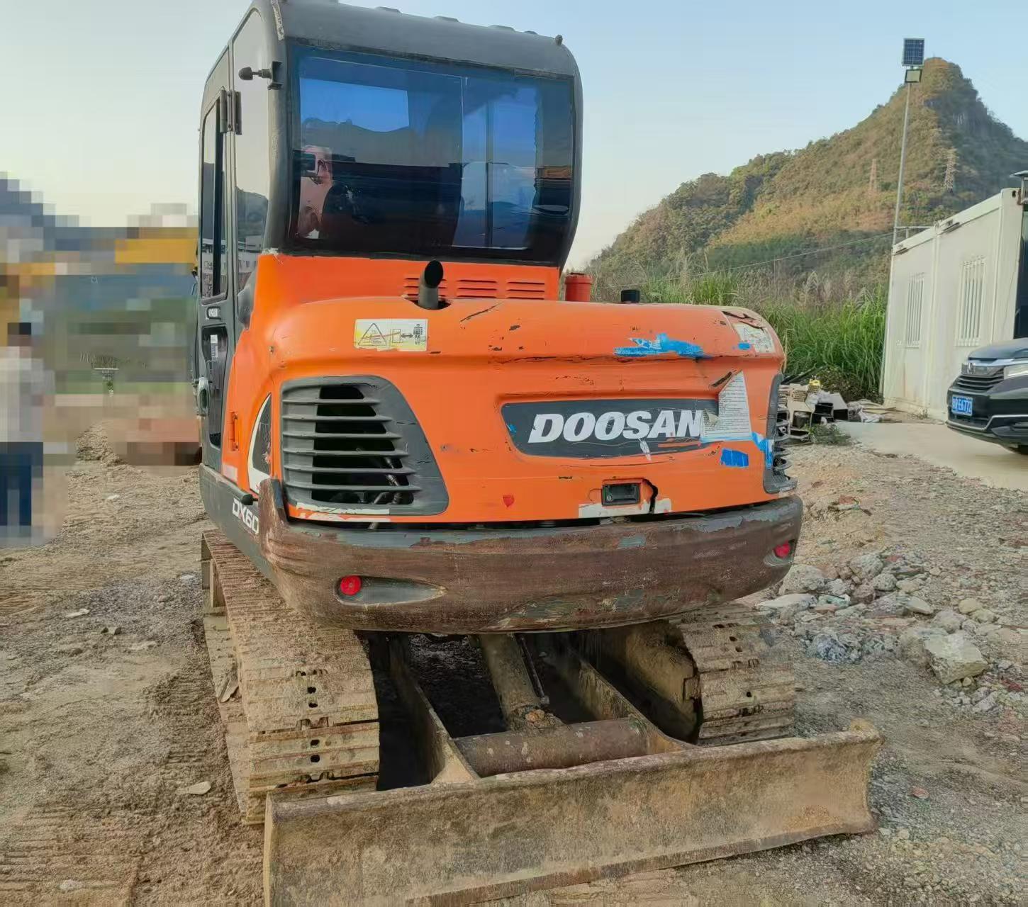 شراء حفارة Doosan DH60 مستعملة / 4