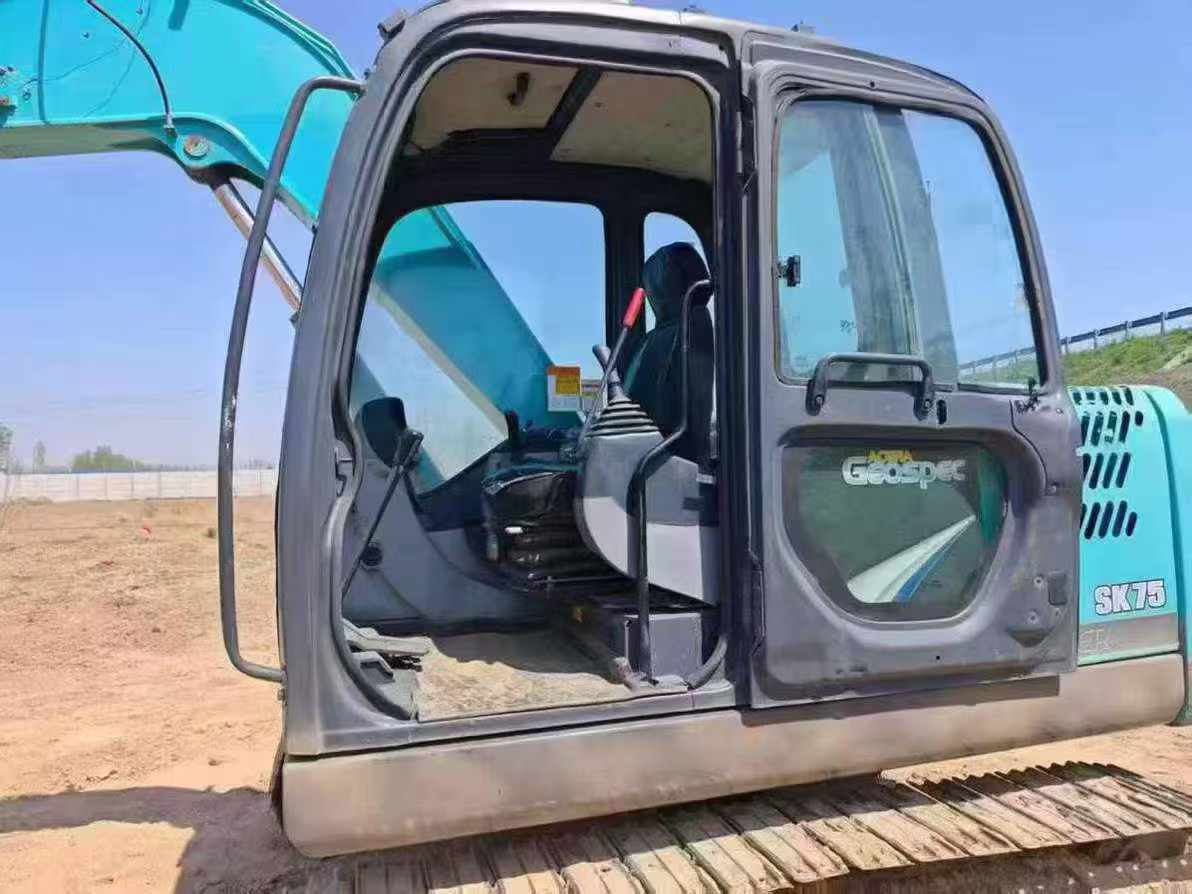شراء حفارة Kobelco SK75 مستعملة / 9