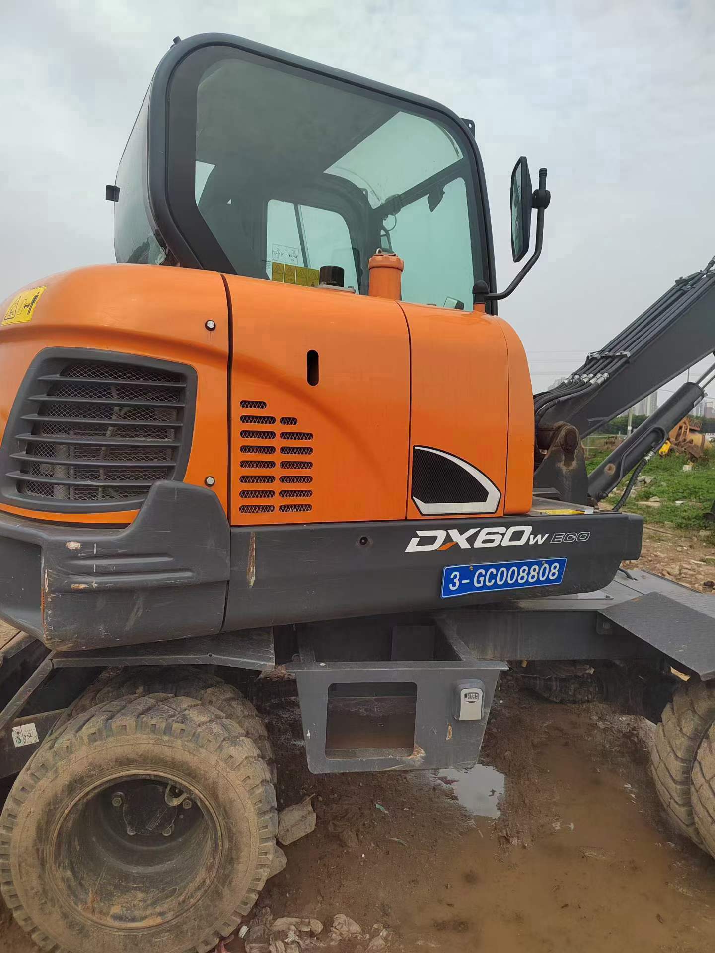 شراء حفارة Doosan DH60 مستعملة / 4