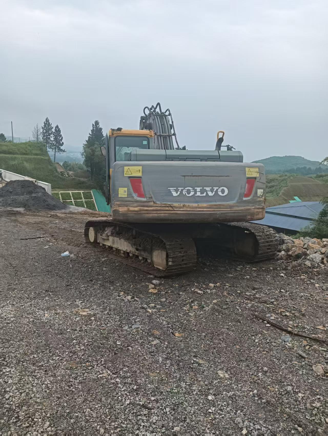 شراء حفارة Volvo EC15 مستعملة / 9