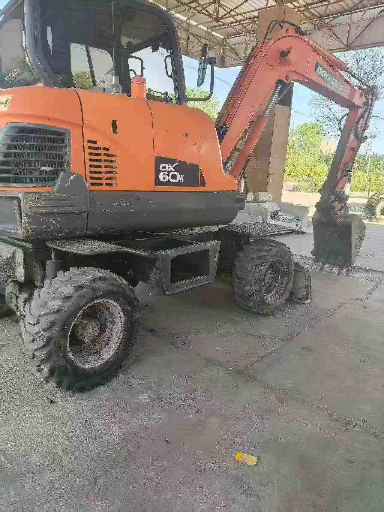 شراء حفارة Doosan DH60 مستعملة / 2