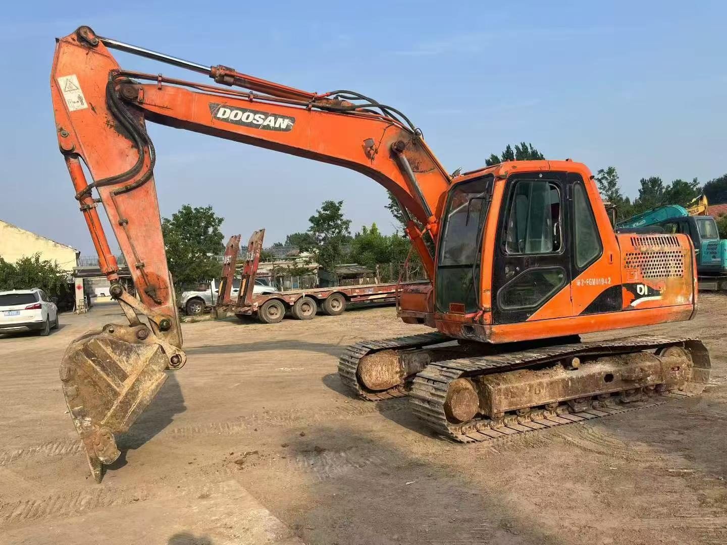 شراء حفارة Doosan DH150 مستعملة / 2