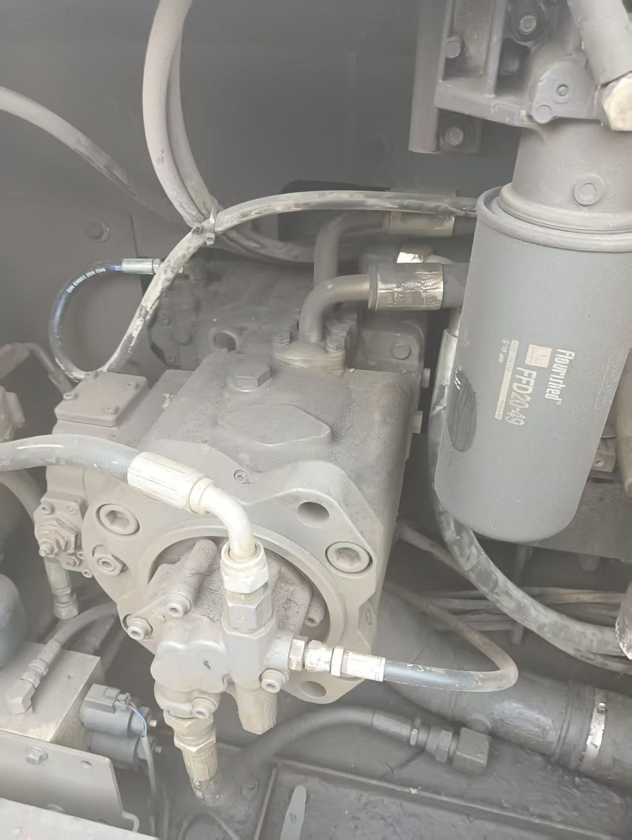 شراء حفارة Volvo EC15 مستعملة / 4