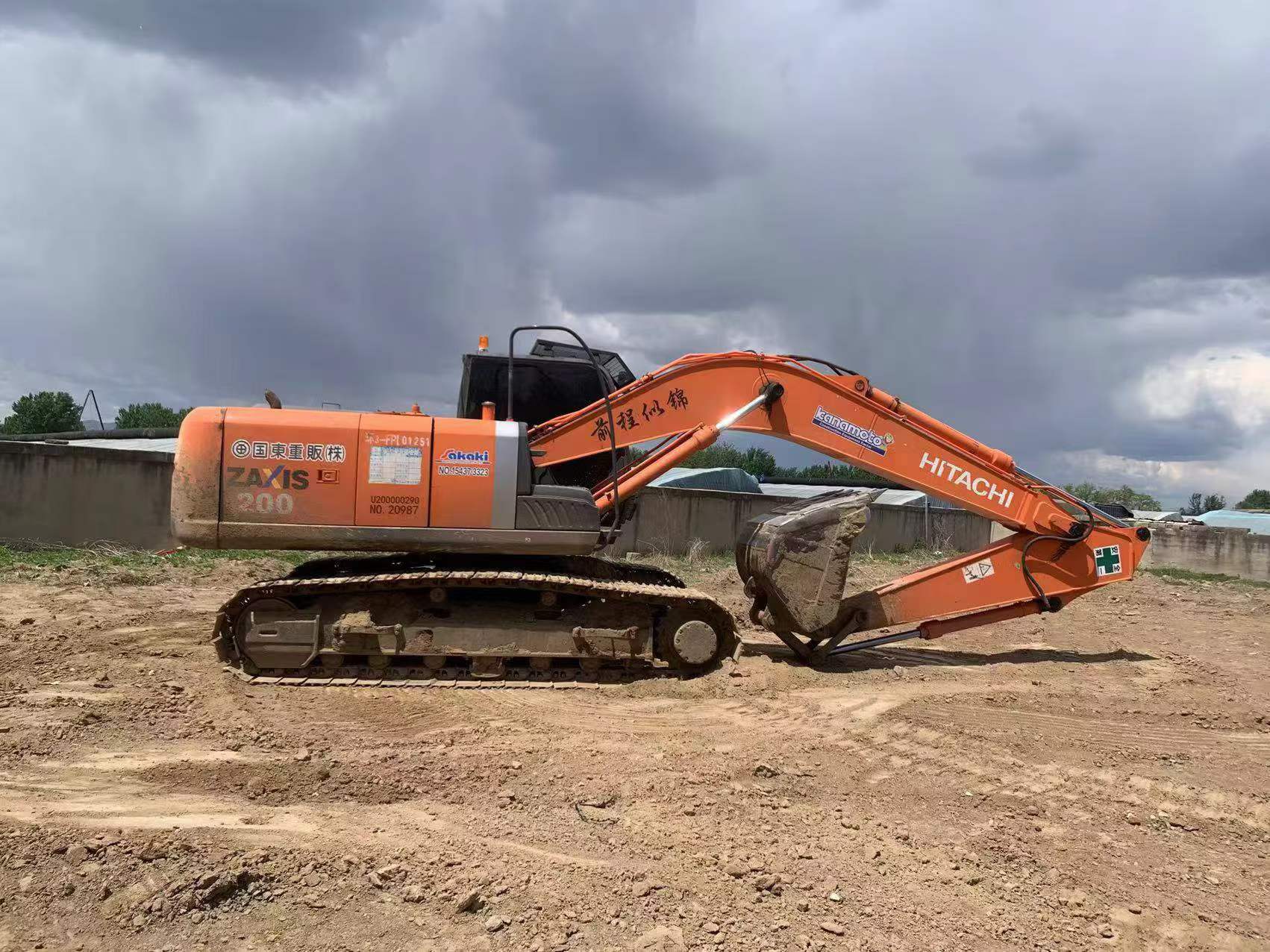 Compre Escavadeira Hitachi ZX200-3 Usada / 3