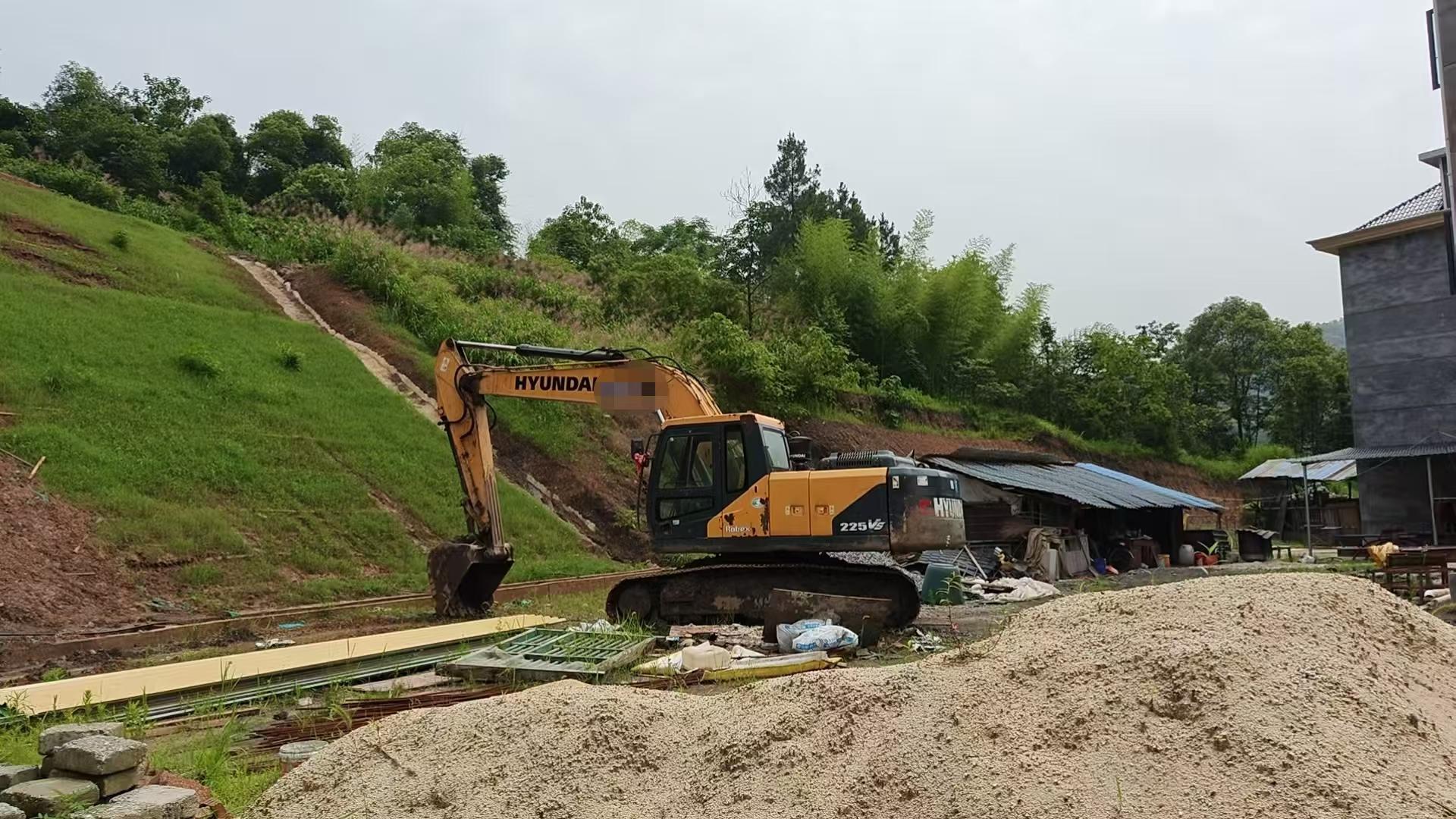 Buy Hyundai R215-7 Used Excavator / 2