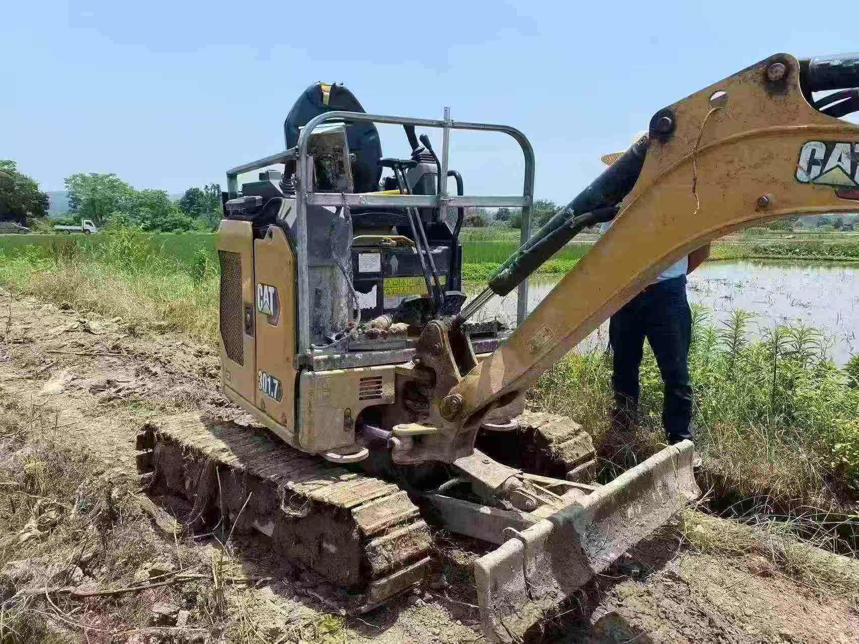 Купить Подержанный Экскаватор Caterpillar 301.4C / 7