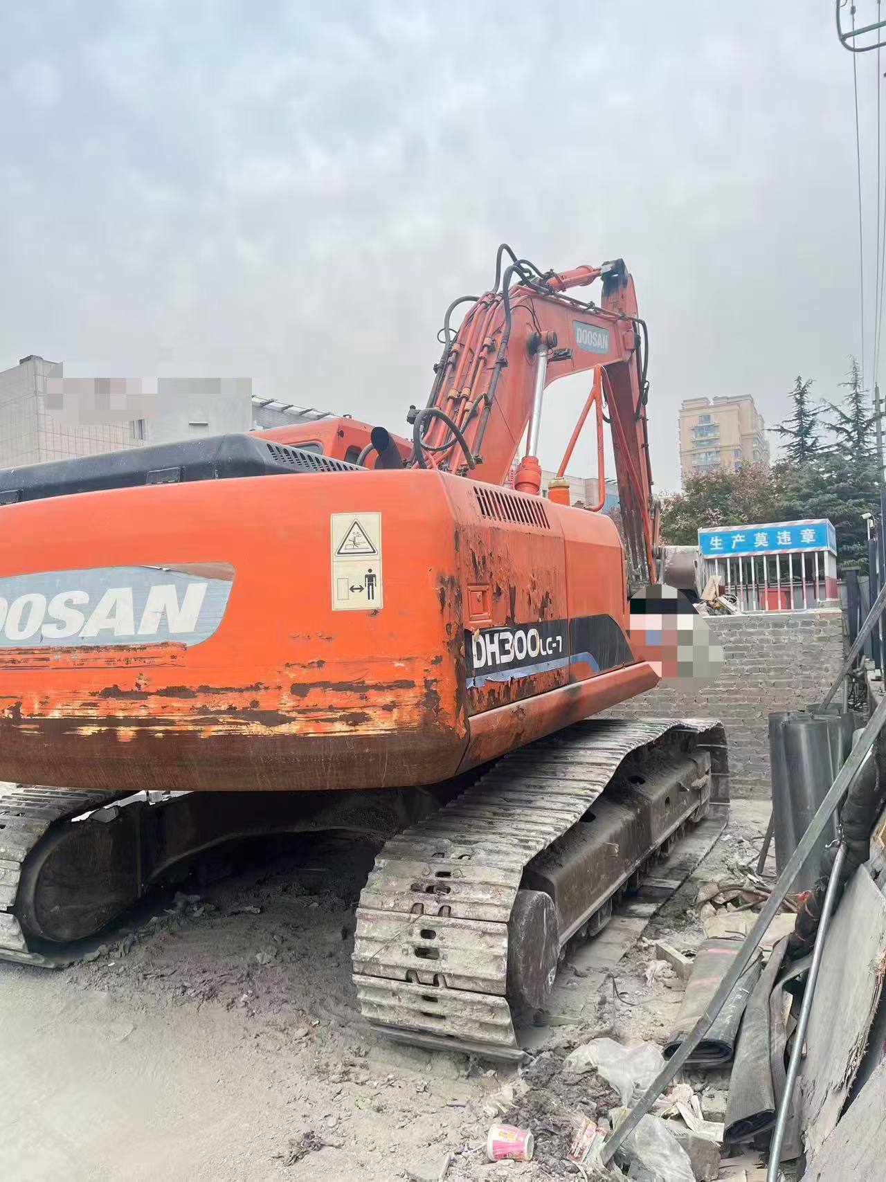 شراء حفارة Doosan DH225-7 مستعملة / 2