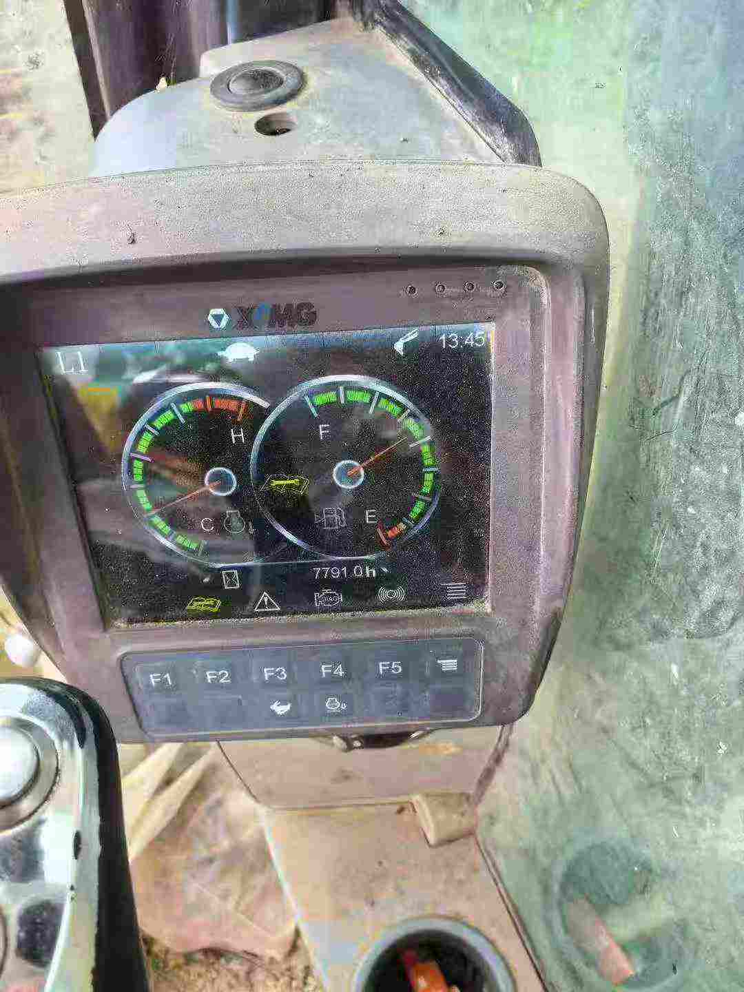 شراء حفارة XCMG XE135B مستعملة / 8