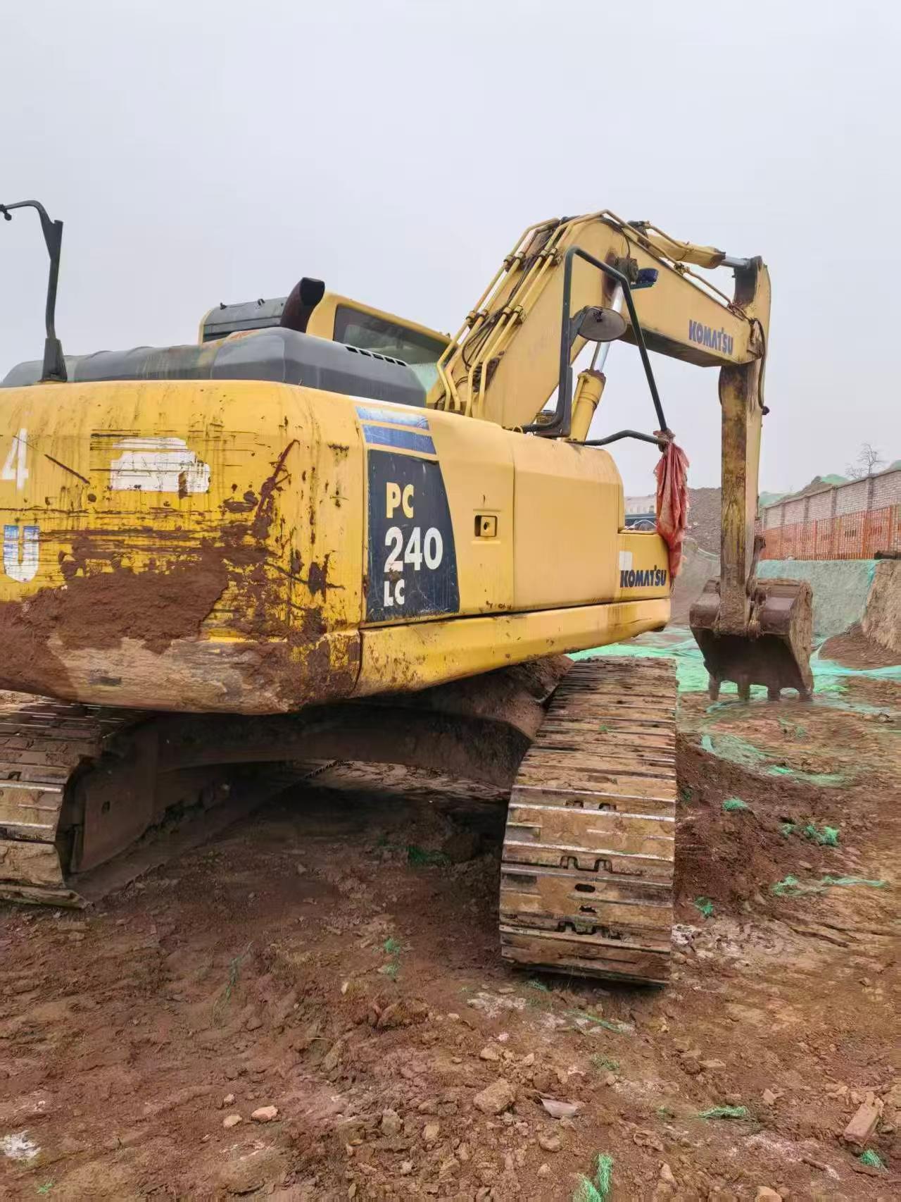 Compre Excavadora Komatsu PC220-8 Usada / 2