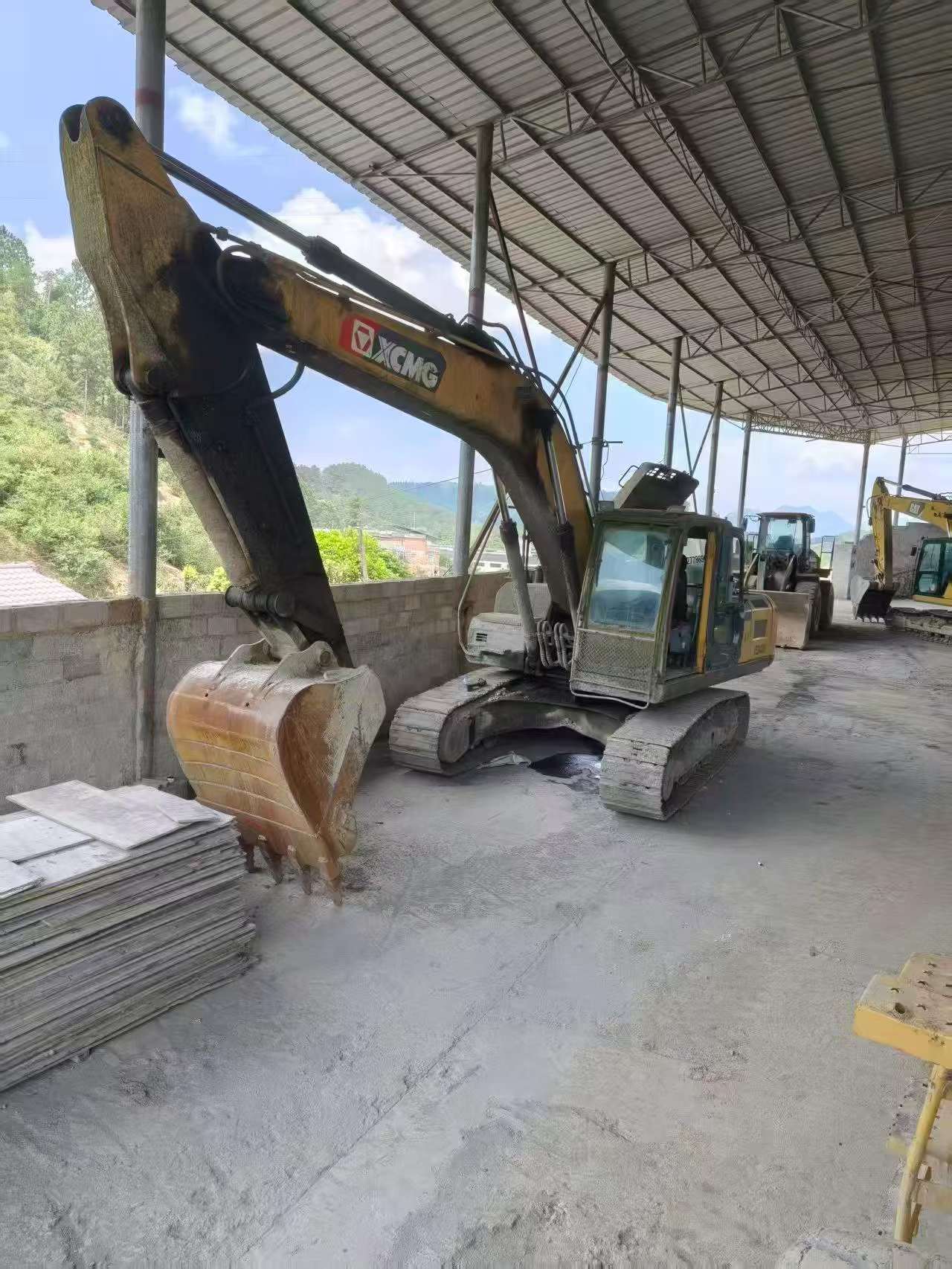 Buy XCMG XE240D Used Excavator / 2