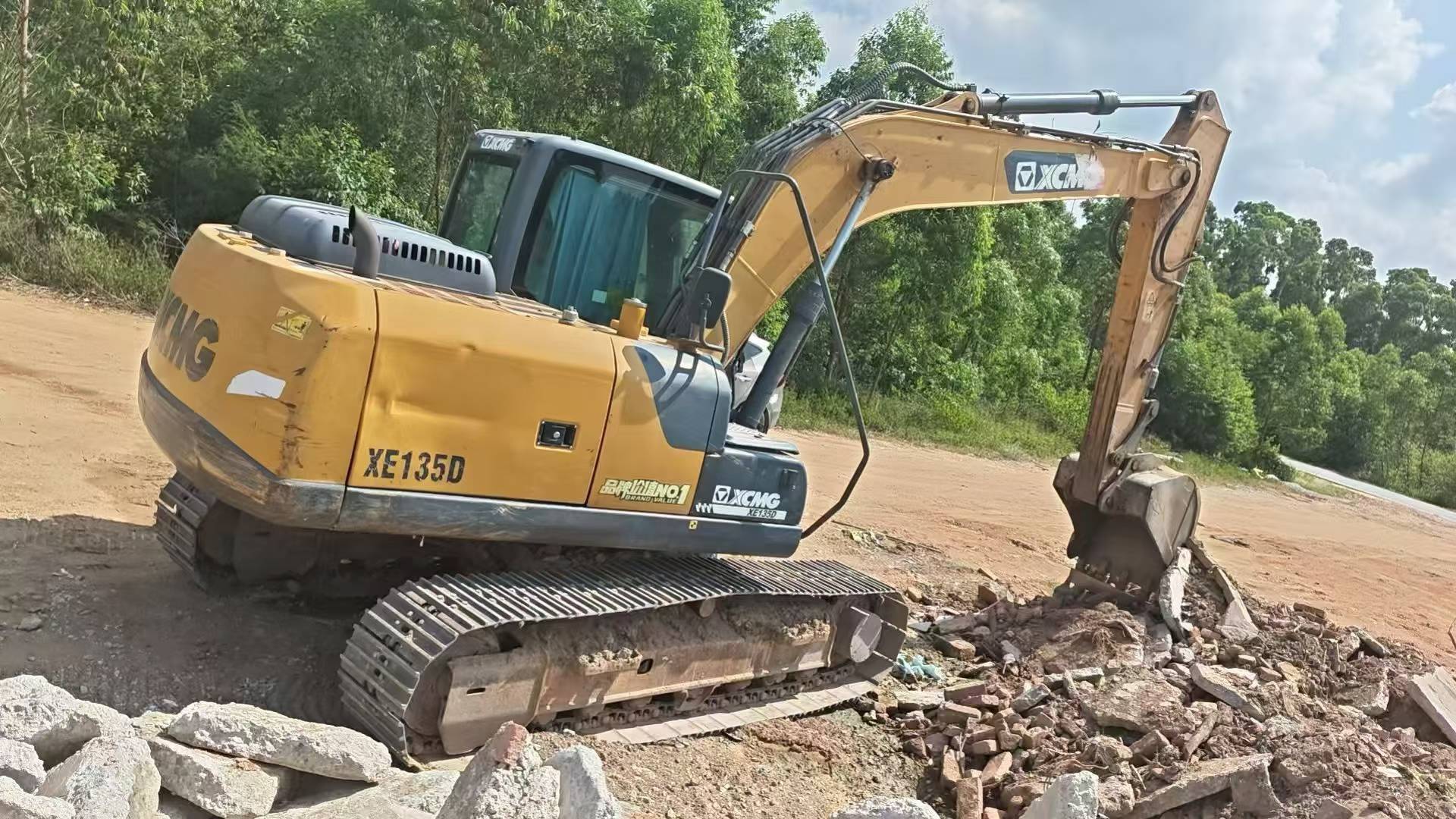 شراء حفارة XCMG XE135B مستعملة / 2