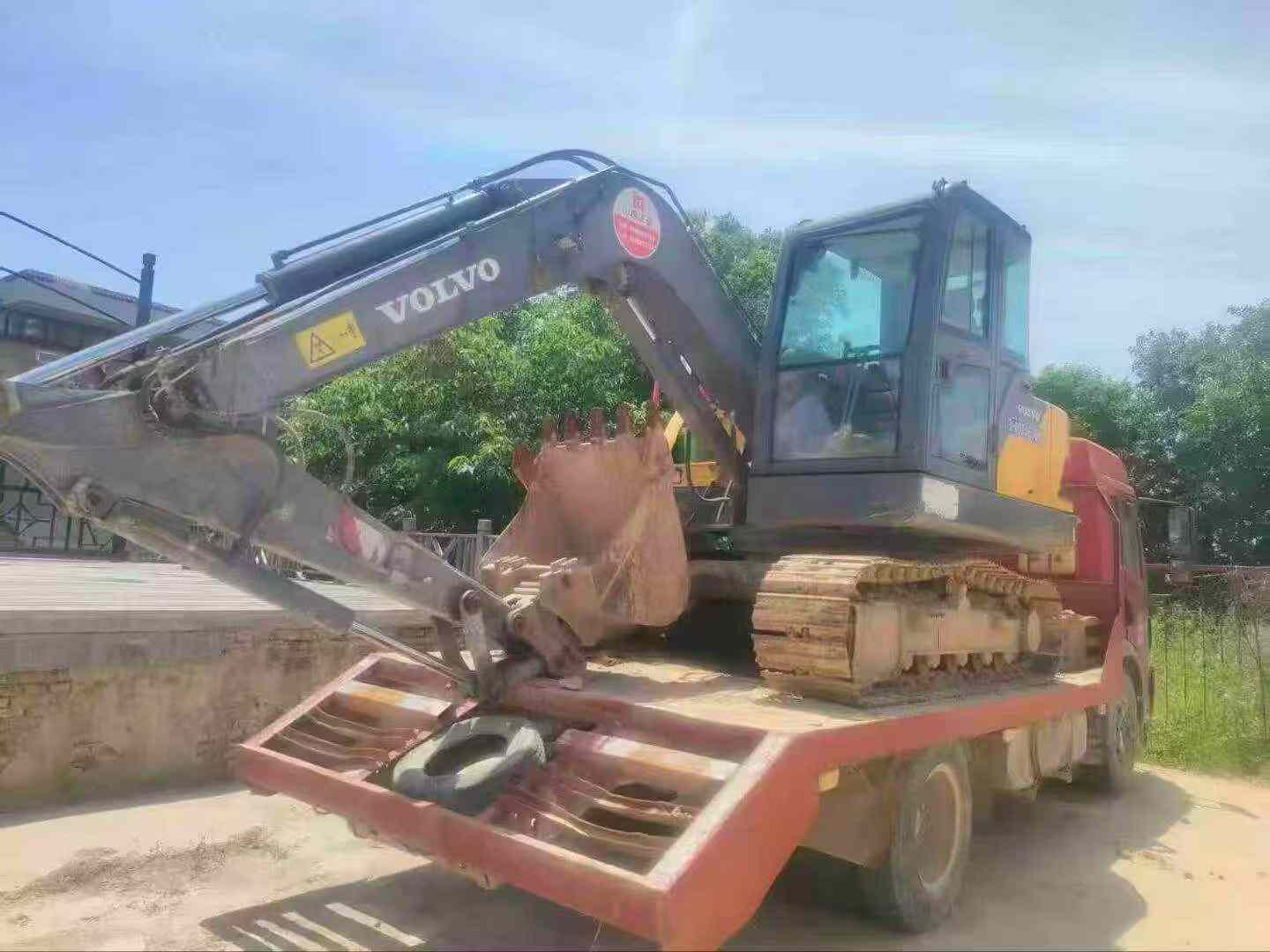 شراء حفارة Volvo EC75D مستعملة / 2