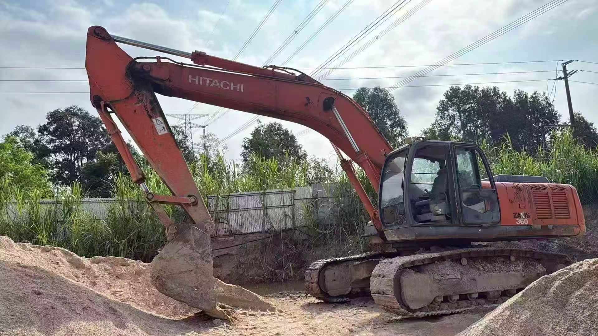 شراء حفارة Hitachi ZX330-3 مستعملة / 2
