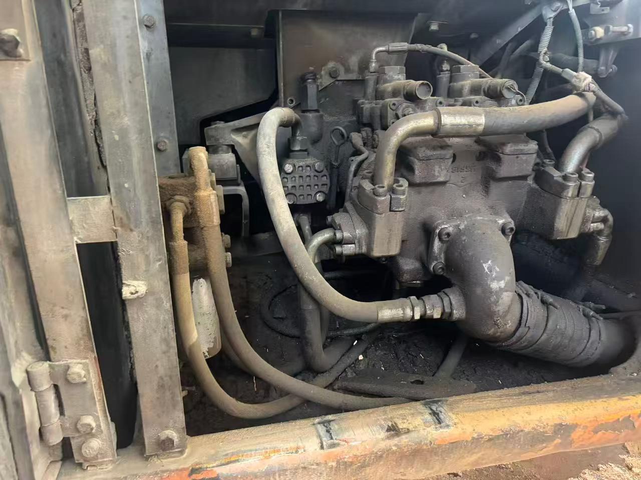 شراء حفارة Hitachi EX200-5 مستعملة / 5