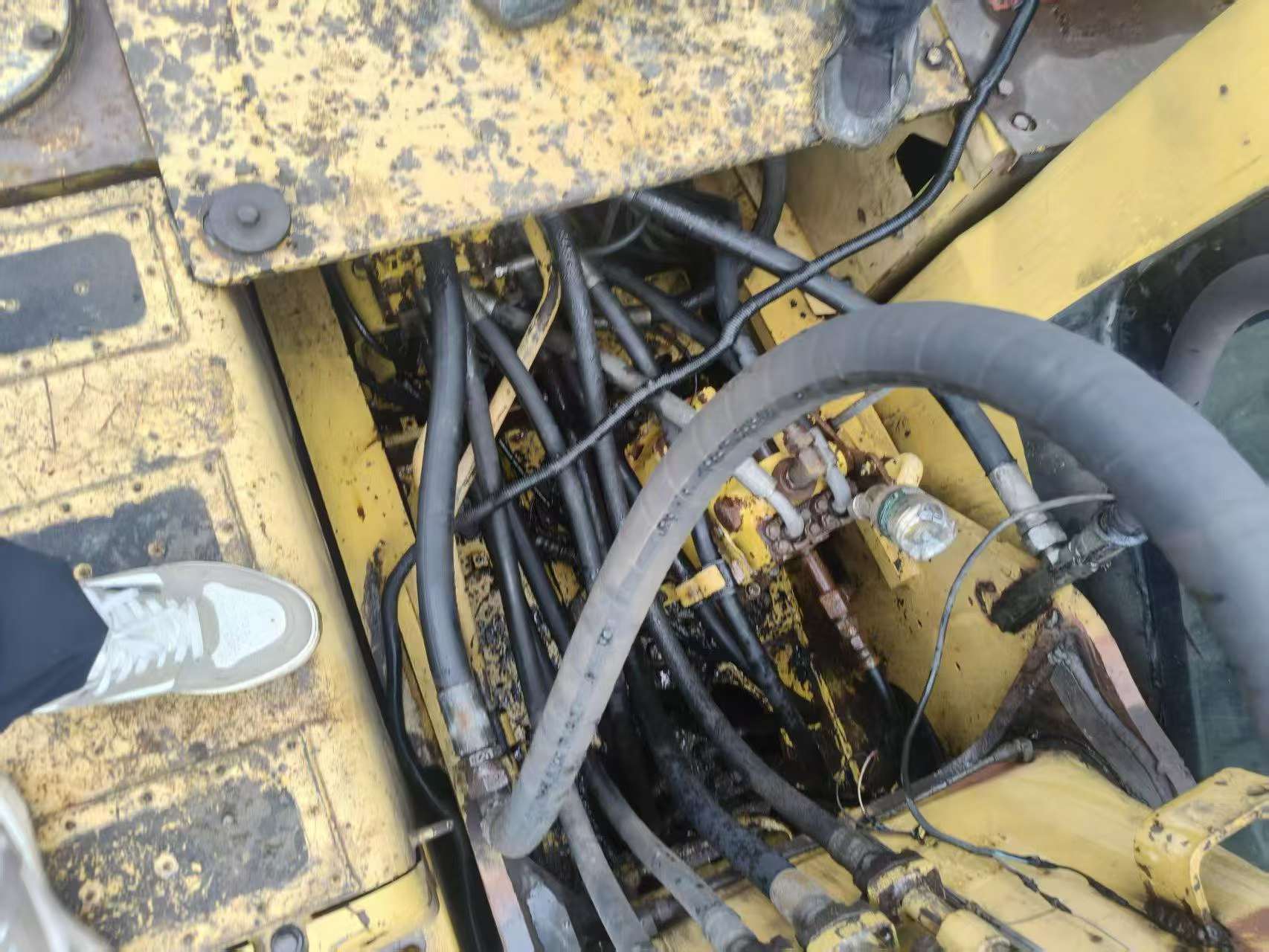 Buy Komatsu PC220-7 Used Excavator / 6 Buy Komatsu PC220-7 Used Excavator / 6